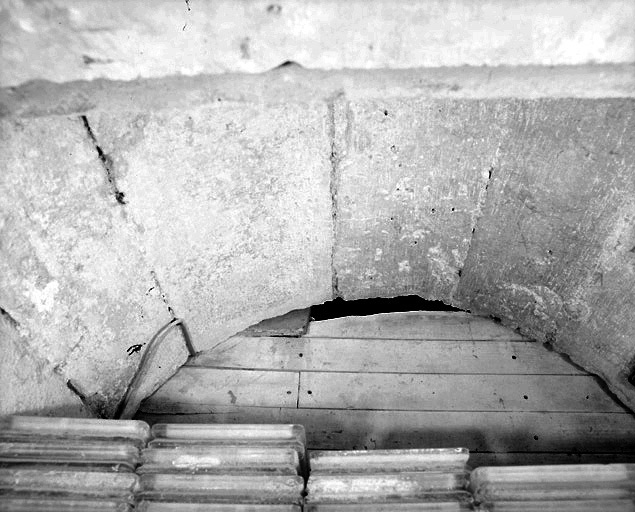 Vestiges de la chapelle : intrados de l'arc de la porte de la façade ouest.