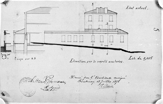 Elévation de la façade place du Marché aux herbes, au 1/200e, signée et datée A.Charier, le 18 juillet 1873 (A.C. Fontenay-le-Comte, 2 O 7).