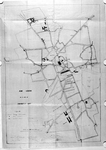 Plan de Fontenay au 1/2000e, avec indication du passage des conduites d'eau, des bornes-fontaines et des robinets d'arrêt, signé et daté Arsène Charier, le 26 janvier 1868 (A.C. Fontenay-le-Comte, 2 N 1).