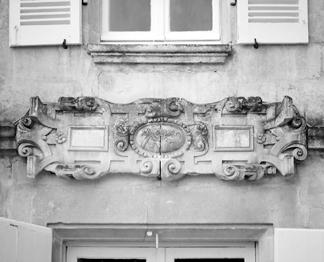 Relief ancien placé au-dessus de la porte de l'aile en retour.