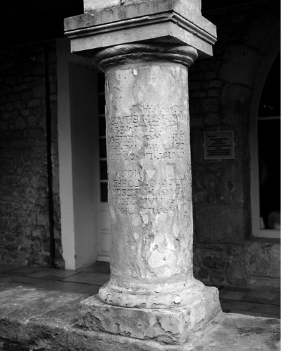 Epitaphe gravée sur l'une des colonnes du cloître.