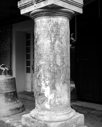 Epitaphe gravée sur l'une des colonnes du cloître.