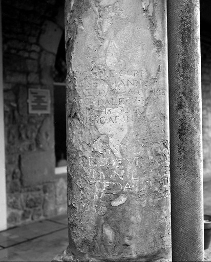 Epitaphe gravée sur l'une des colonnes du cloître.