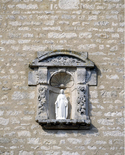 Niche de la façade de la chapelle primitive, remployée lors de la reconstruction de l'édifice au XIXe siècle.