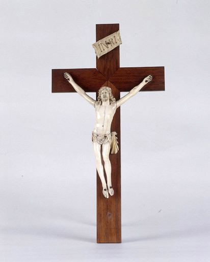 Statue : Christ en croix