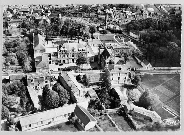 Vue aérienne prise du nord-ouest. En bas, les maisons 10 à 14 rue Barnabé-Brisson. En haut, l'hôtel Mignon-Vinet (7, rue Barnabé-Brisson) et l'hôtel Baron-Latouche, aménagé dans l'ancien couvent (9, rue Barnabé-Brisson) ; entre les deux, la chapelle du collège, construite en 1880 et aujourd'hui détruite.