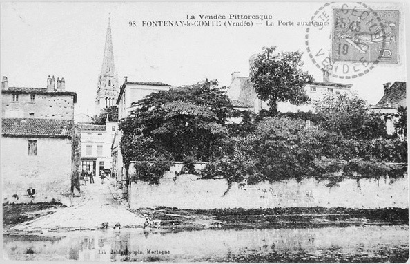 La porte des halles (appelée porte aux Canes au XIXe siècle).