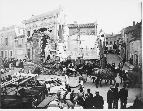 Les maisons 2 et 4, rue du Docteur-Audé en cours de construction. Photographie prise lors de la cavalcade de 1909.