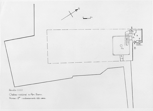 Bâtiment qualifié de 'ruiné' sur le plan Masse, en 1720 (lettre D) : plan du premier niveau de soubassement, au 1/100e, par Géraldine Métayer, en 1996.