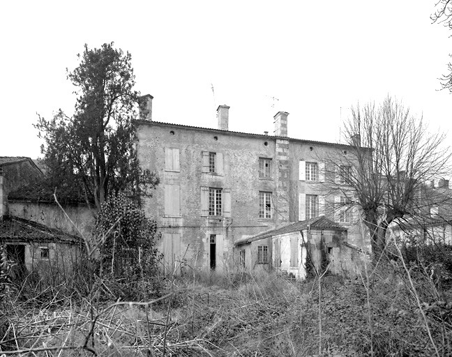 Vue d'ensemble de la façade sur jardin.