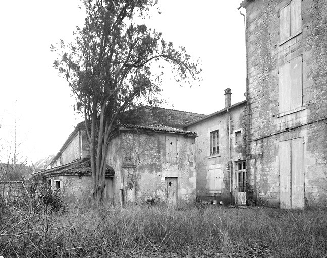 Vue des communs à l'est de la maison. Photo prise du jardin.