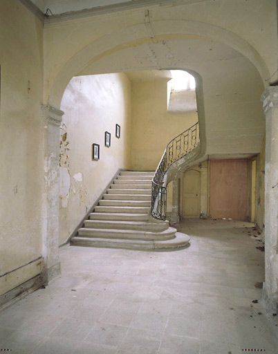 Vue de l'escalier prise du vestibule.