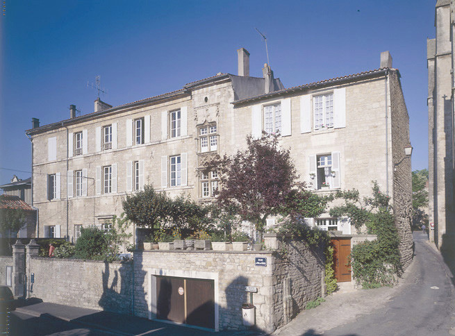 Vue d'ensemble de la maison, prise du nord-est.