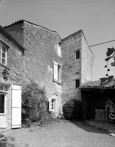 Vue prise du sud-ouest de la cour.