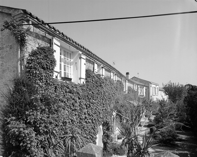 Façade sud-ouest du logis, donnant sur la cour.