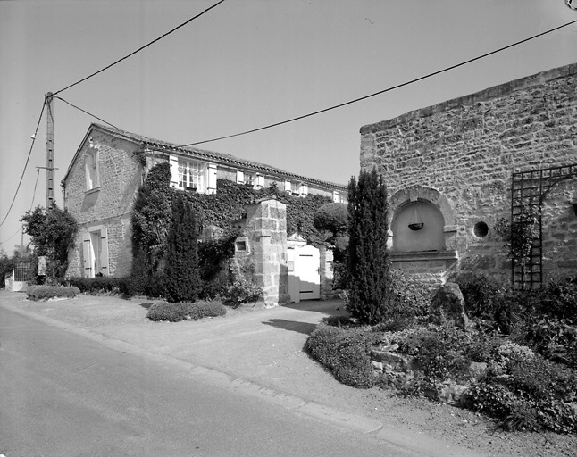 Le logis vu du sud de la rue.