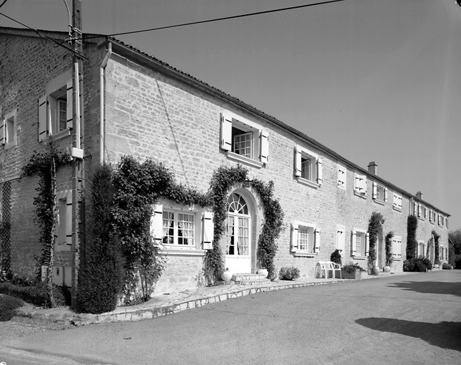 Façade sud-ouest du bâtiment au sud-ouest de la cour.