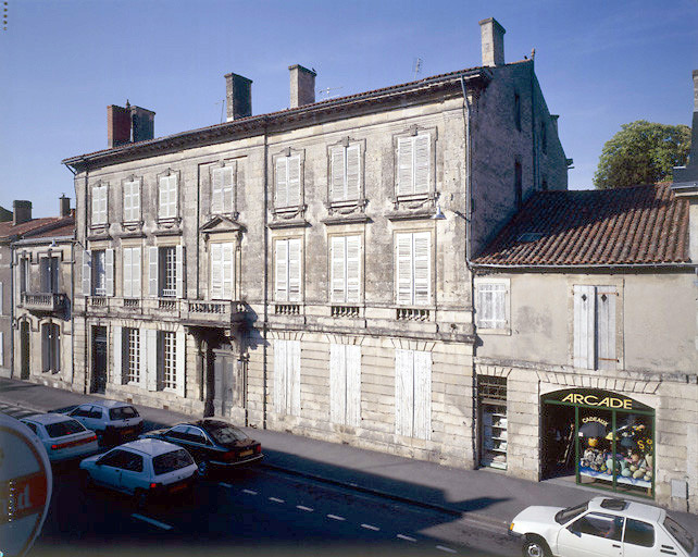 Vue d'ensemble de la façade sur rue d'ensemble de la façade sur rue d'ensemble de la façade sur rue.