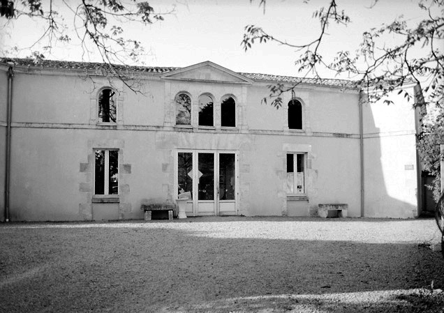 Communs, au fond du jardin.