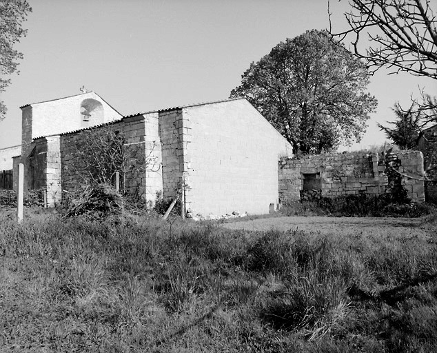 La chapelle vue du sud. Noter la travée du choeur, détruite vers 1989.