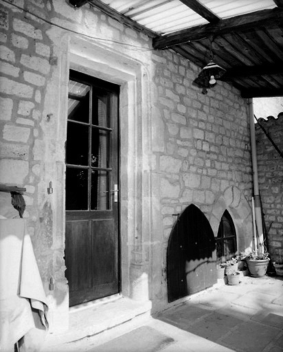 Fenêtre et porte de la pièce nord du logis. A gauche, fenêtre transformée en porte suite à l'exhaussement du niveau du sol; à droite, porte d'entrée transformée en soupirail pour la même raison.