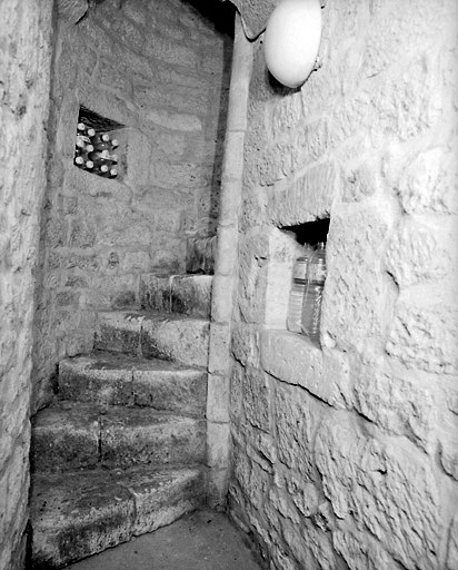 Escalier de descente au sous-sol.