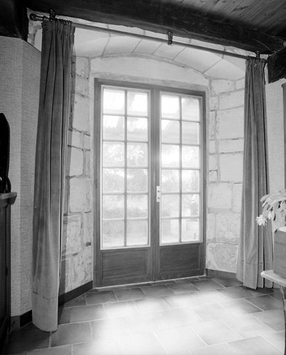 Porte de la pièce sud du logis. Vue prise de l'intérieur.