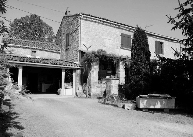 Vue du logis, prise du sud-est.