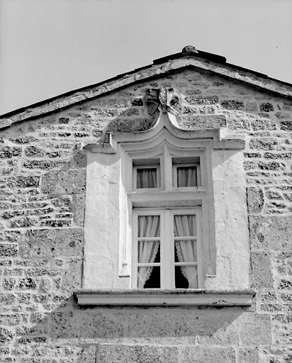 Fenêtre du pignon du logis.