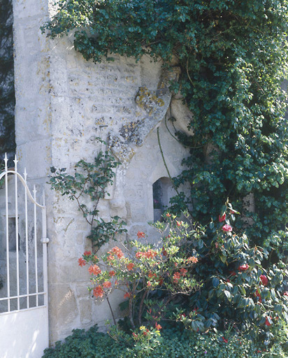 Arc en accolade à gauche du pignon du logis.