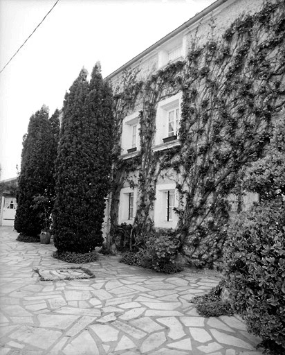 Façade nord-est du logis (partie à droite de la porte).