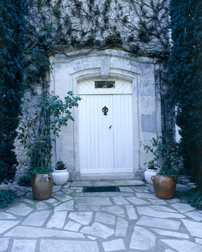 Porte du logis, sur la façade nord-est.