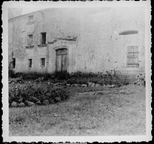 La façade sud-ouest du logis prise en 1963, avant travaux.