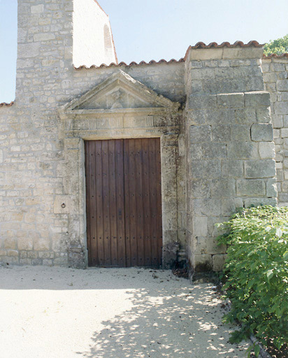 Porte ouverte dans le mur sud de la chapelle.