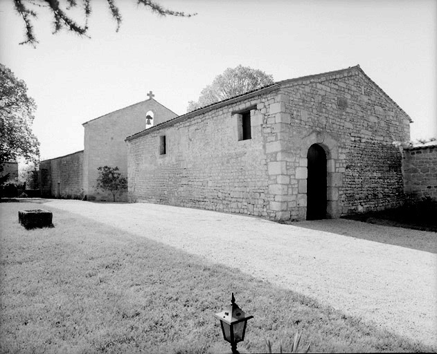 Dépendances de la commanderie : bâtiment à l'ouest de la chapelle.