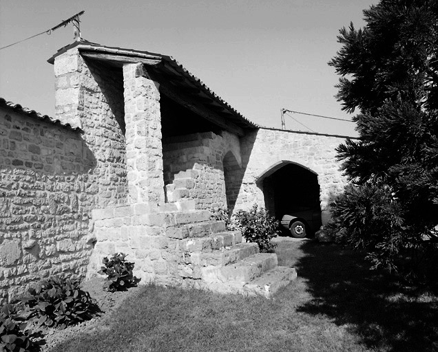 Dépendances de la commanderie : vestiges des bâtiments à l'ouest de l'enclos.