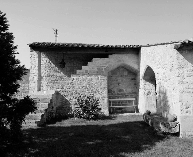 Dépendances de la commanderie : vestiges des bâtiments à l'ouest de l'enclos.