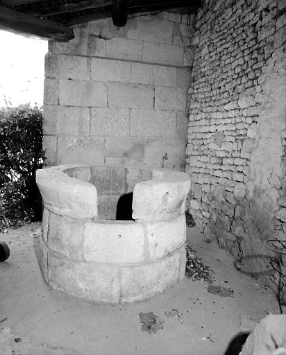 Puits sous l'appentis situé à droite de l'escalier.