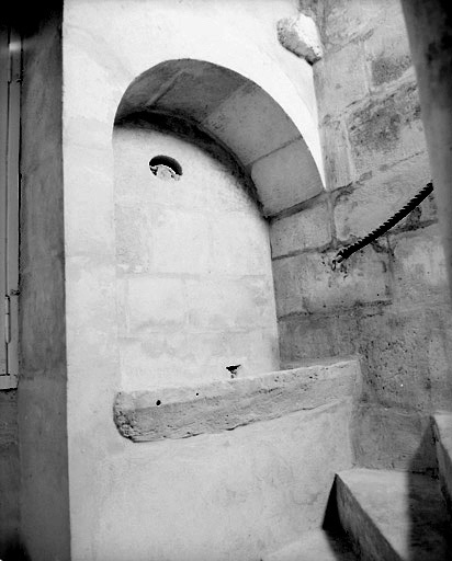Niche et évier dans l'escalier.