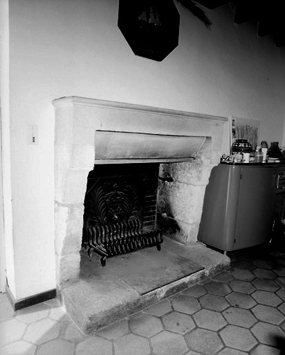 Cheminée au rez-de-chaussée du corps de bâtiment ouest.