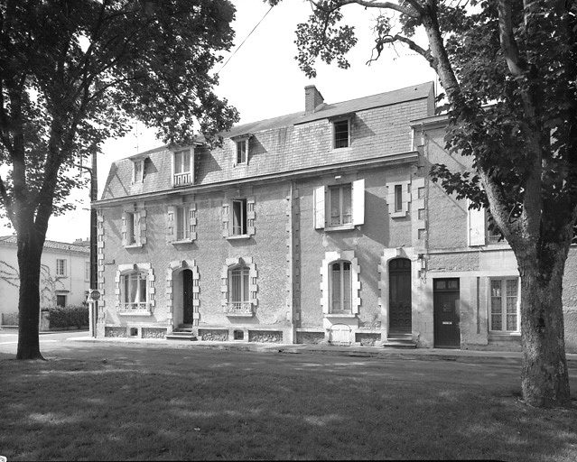 Façade des maisons 3 et 5, place des Martyrs de la Résistance.