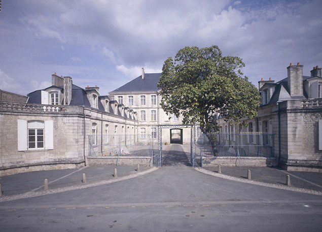 Vue d'ensemble du bâtiment principal et des ailes.