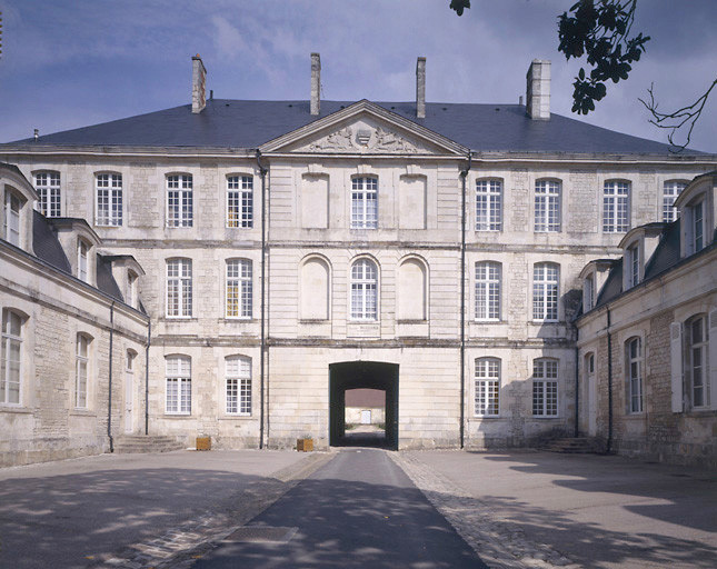 Façade antérieure du bâtiment principal.