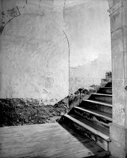 Porte murée vers le 4, rue Gaston-Guillemet, sur le palier du premier étage, côté rue.