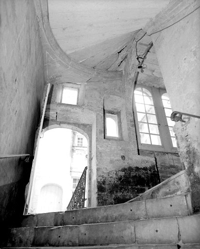 Vue prise de la première volée de l'escalier, en direction de la galerie du premier étage.