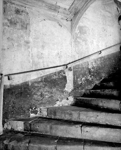 Départ de l'escalier du premier logis. Noter la porte murée vers le 4, rue Gaston-Guillemet.