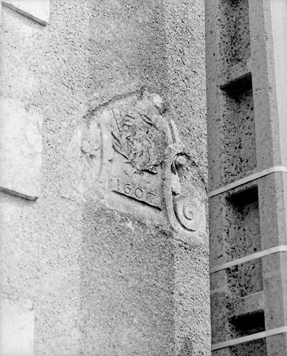 Motif sculpté daté 1607 remployé sur la façade de la maison 24, rue Robert-Bonnaud