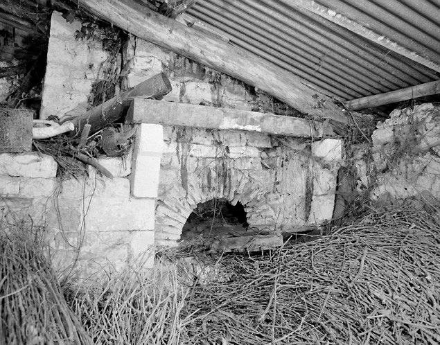 Cheminée avec four à pain d'un bâtiment au fond de la cour du 25, rue du Gué-Migné, au hameau de la Folie.