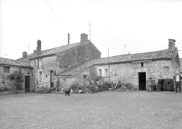 Bâtiments autour de la cour arrière des 25 et 27 rue du Gué-Migné, au hameau de la Folie. Vue prise de l'est.