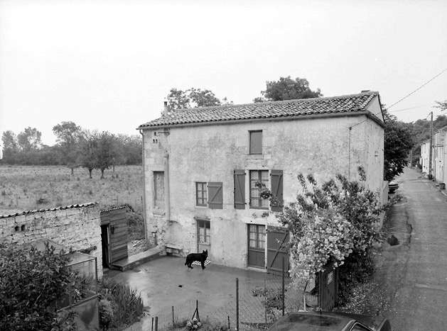 Ancien moulin au hameau de la Folie, rue du Puy-Bernier.